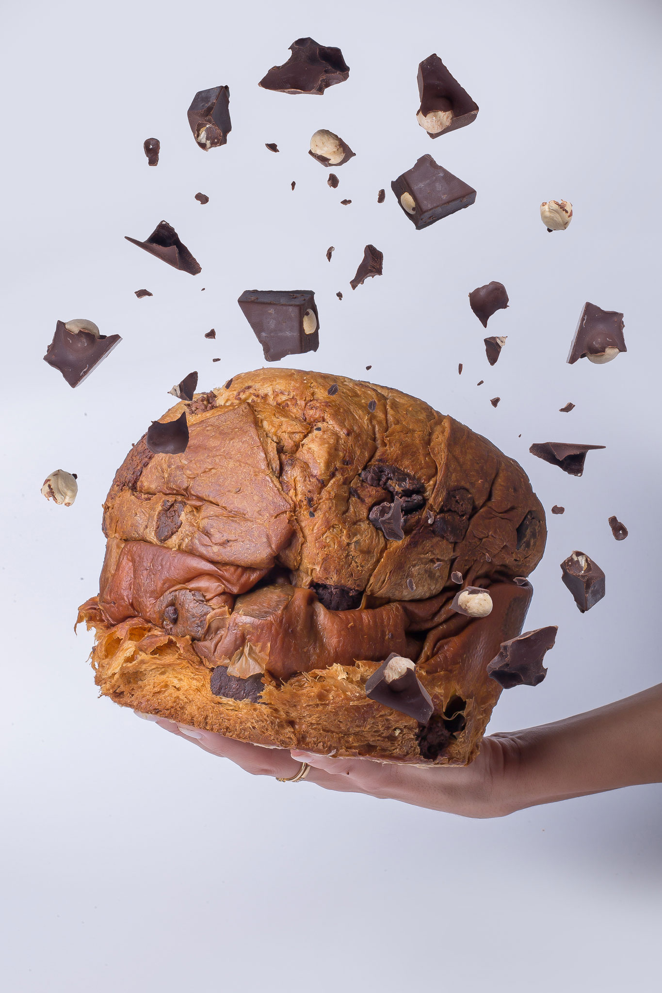 Panettone de Chocolate Roberto Cantolacqua 1 kg – Detalle artesanal Panettone de chocolate Roberto Cantolacqua 1 kg artesanal italiano, con trozos de chocolate premium y masa madre natural
