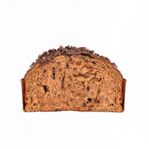 Corte frontal del Panettone de Chocolate Pasticceria De Vivo 1kg, mostrando la masa de cacao con virutas y pequeñas inclusiones de chocolate, fotografía profesional en fondo blanco.