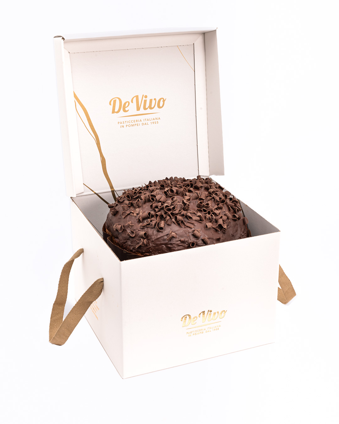 Panettone Chocolate Pasticceria De Vivo 1kg en Caja Premium Panettone de Chocolate Pasticceria De Vivo 1kg dentro de su caja premium blanca abierta, con cobertura de chocolate y virutas en la superficie, fotografía profesional en fondo blanco.