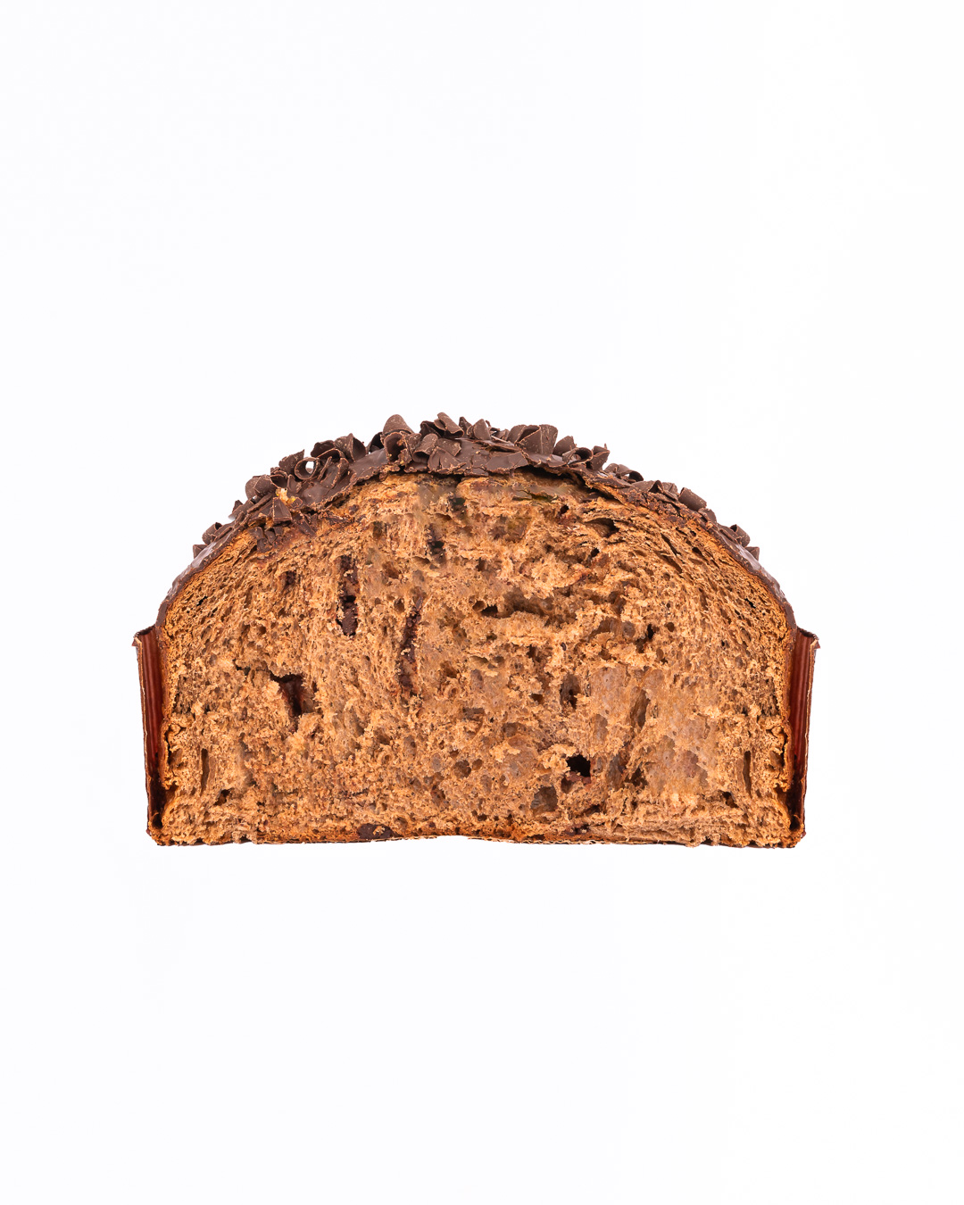Panettone Chocolate Pasticceria De Vivo 1kg – Corte Interior Corte frontal del Panettone de Chocolate Pasticceria De Vivo 1kg, mostrando la masa de cacao con virutas y pequeñas inclusiones de chocolate, fotografía profesional en fondo blanco.