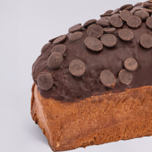 Detalle de PanBauletto Chocorum De Vivo 400 g con cobertura de chocolate negro y gotas de cacao