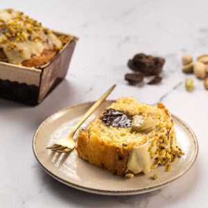 Rodaja de PanBauletto de pistacho De Vivo servida en plato con rellenos cremosos