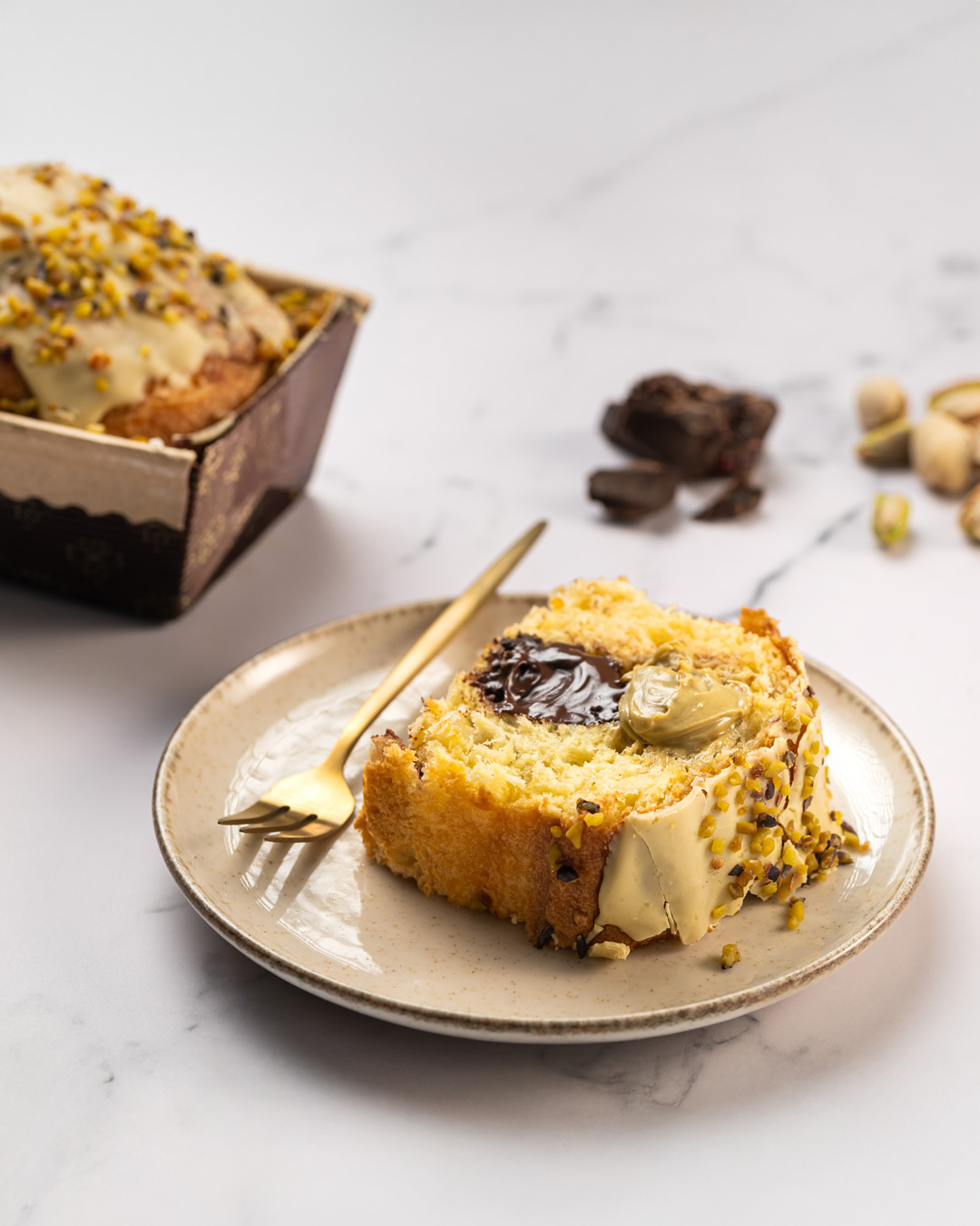 PanBauletto de Pistacho De Vivo – Presentación en Plato Rodaja de PanBauletto de pistacho De Vivo servida en plato con rellenos cremosos