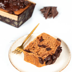 Rodaja de PanBauletto Chocorum De Vivo con gotas de chocolate negro servida en plato