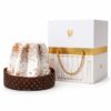 Pandoro Tradicional De Vivo 1 kg con azúcar glas junto a caja regalo premium