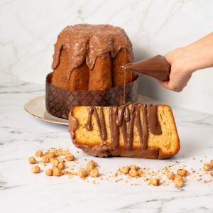 Pandoro de Gianduja De Vivo 1 kg servido con crema Gianduja 200 g aplicada con manga pastelera