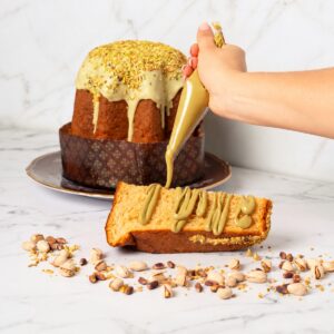 Pandoro de Pistacho De Vivo 1 kg servido con crema de pistacho de Sicilia 200 g