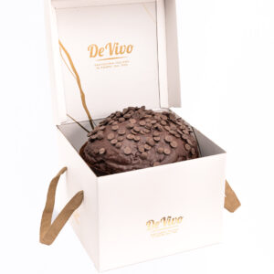 Panettone de chocolate negro y ron Pasticceria De Vivo 1,2kg dentro de su caja premium blanca abierta, con cobertura de chocolate y chips en la superficie, fotografía profesional en fondo blanco.