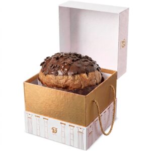 Panettone de Chocolate Negro y Ron De Vivo 1 kg con cobertura de chocolate y pepitas, presentado en estuche dorado abierto