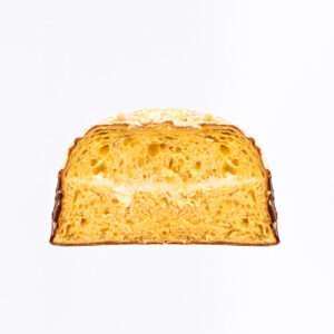 Corte frontal del Panettone de Limoncello Pasticceria De Vivo 1,2kg, mostrando la masa esponjosa y el relleno cremoso de limón, fotografía profesional en fondo blanco.