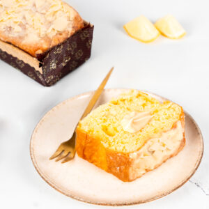 Rodaja de PanBauletto de limón De Vivo con crema de limón y almendras
