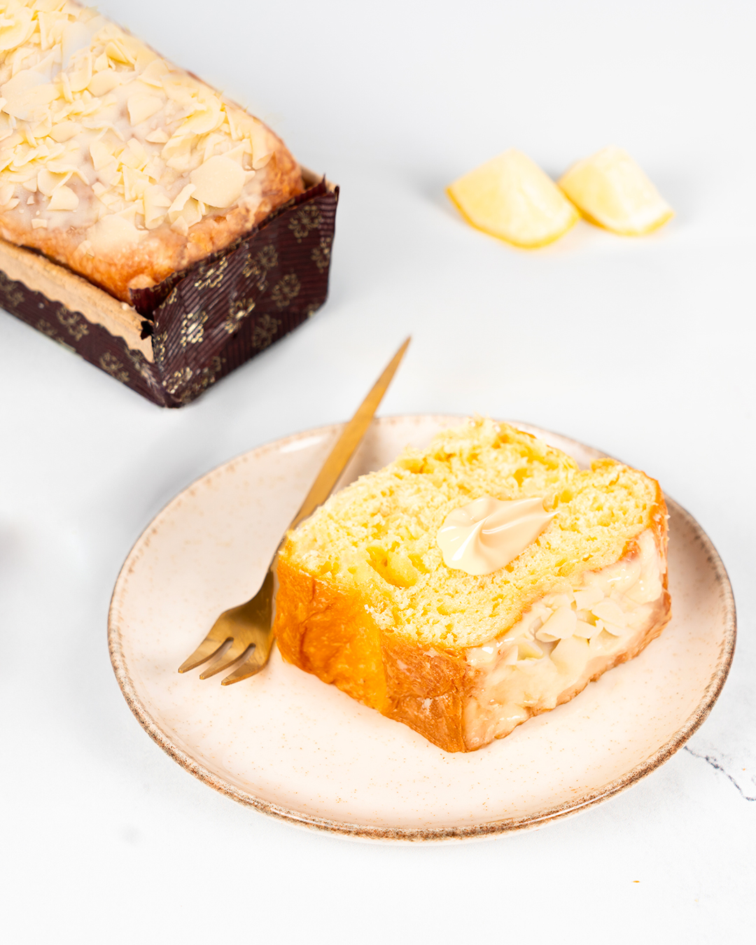 PanBauletto Delicia de Limón De Vivo – Corte y Servicio Rodaja de PanBauletto de limón De Vivo con crema de limón y almendras