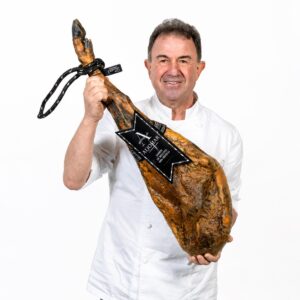 Chef sosteniendo Jamón de Bellota 100% Ibérico Aljomar 8 kg pieza entera