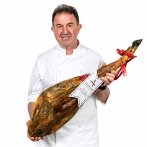 Chef sosteniendo Jamón de Bellota Ibérico 50% Raza Ibérica Aljomar 8 kg pieza entera