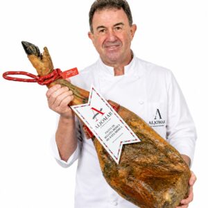 Chef sosteniendo Paleta de Bellota Ibérica 50% Raza Ibérica Aljomar 5 kg pieza entera