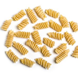 Pasta fusilli oro Verrigni en crudo dispuesta en composición abierta sobre fondo blanco