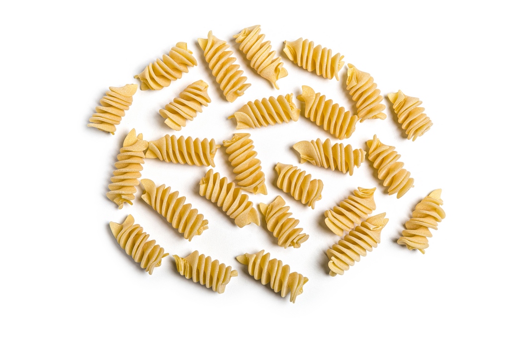 Fusilli Oro Verrigni · composición del formato | AGÁPICO Pasta fusilli oro Verrigni en crudo dispuesta en composición abierta sobre fondo blanco