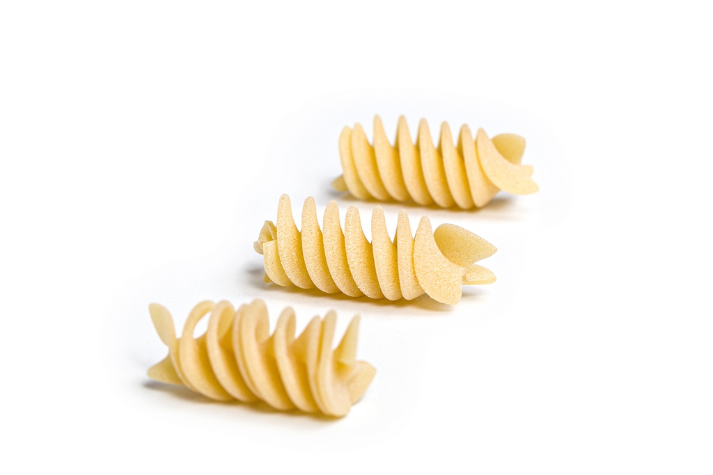 Fusilli Oro Verrigni · detalle de la hélice | AGÁPICO Pasta fusilli oro Verrigni en crudo detalle de la hélice y textura sobre fondo blanco