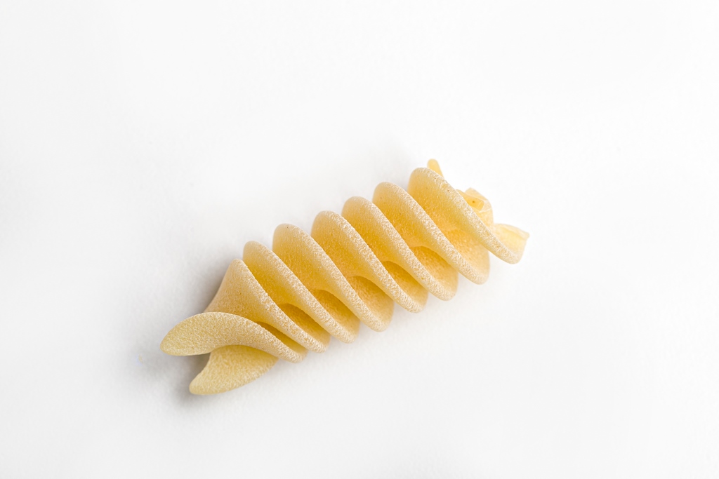 Fusilli Oro Verrigni · pieza individual | AGÁPICO Pasta fusilli oro Verrigni en crudo pieza individual trafilada en oro sobre fondo blanco