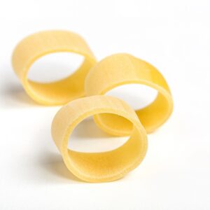 Pasta la calamarata oro Verrigni en crudo detalle del formato circular sobre fondo blanco