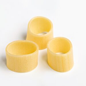 Pasta la calamarata oro Verrigni en crudo vista de varias piezas sobre fondo blanco