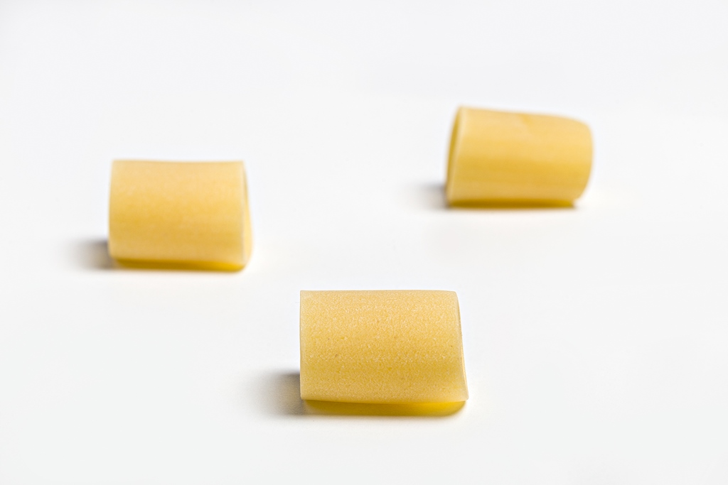 Mezzo Pacchero Oro Verrigni · vista lateral | AGÁPICO Pasta mezzo pacchero oro Verrigni en crudo vista lateral del formato sobre fondo blanco