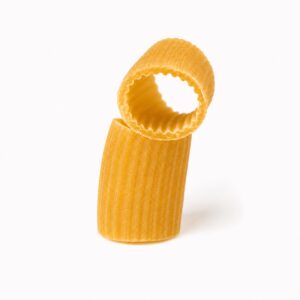 Detalle de rigatoni Oro Ahumado Verrigni con textura estriada y superficie rugosa