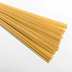 Pasta spagueti oro Verrigni en crudo vista diagonal de la longitud y textura