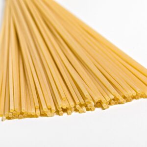 Pasta spagueti oro Verrigni en crudo vista frontal del diámetro y alineación sobre fondo blanco