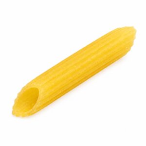 Penne rigate sin gluten Maidea sin envase sobre fondo blanco