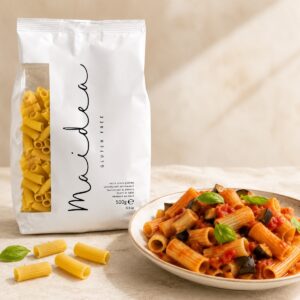 Tortiglioni sin gluten Maidea servidos con salsa de tomate, berenjena y albahaca junto a su envase original