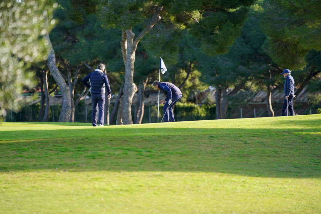 Jugadores en el green durante la jornada de golf