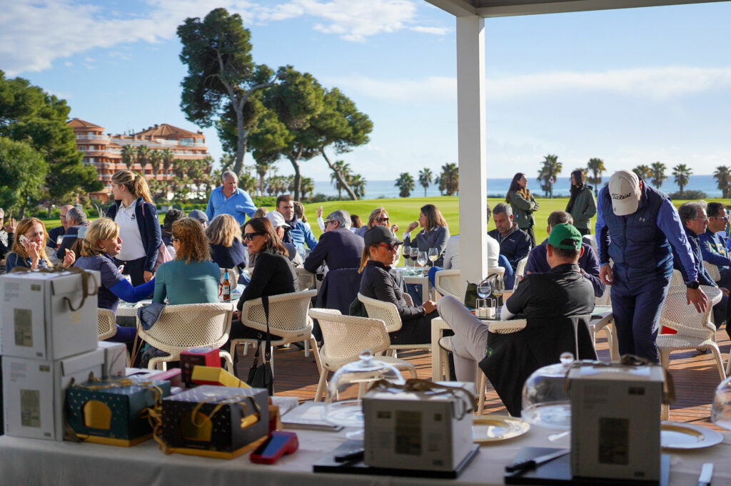 Participantes reunidos en la zona social durante el torneo de golf