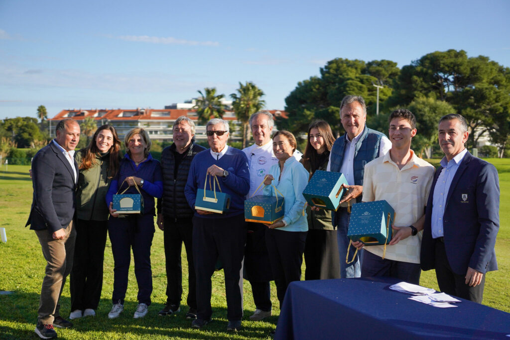 Grupo de participantes y colaboradores con regalos gourmet de AGÁPICO
