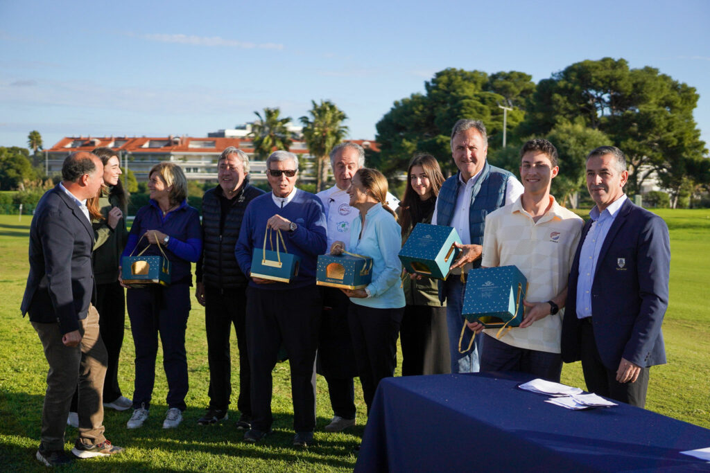 Participantes y colaboradores con los regalos entregados al finalizar el torneo