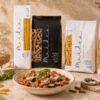 Cabecera de pasta sin gluten Maidea con spaghetti, fusilli integral, penne, mezze maniche, aceite de oliva y plato de pasta mediterránea