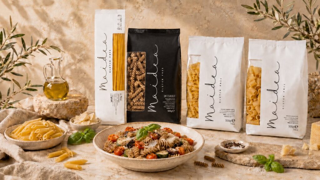 Cabecera de pasta sin gluten Maidea con spaghetti, fusilli integral, penne, mezze maniche, aceite de oliva y plato de pasta mediterránea