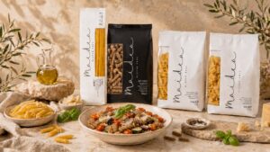 Cabecera de pasta sin gluten Maidea con spaghetti, fusilli integral, penne, mezze maniche, aceite de oliva y plato de pasta mediterránea
