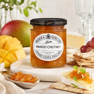 Chutney de mango Tiptree Wilkin & Sons con queso brie, crackers y mango fresco