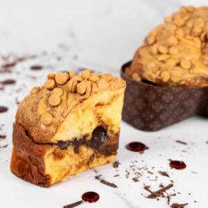 Corte interior de colomba de Pascua italiana de chocolate y caramelo De Vivo
