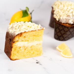 Corte interior de colomba de Pascua italiana de limón De Vivo con crema y glaseado