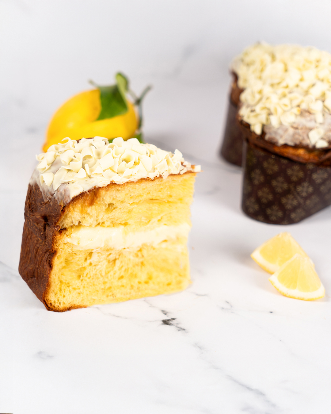 Colomba de Pascua Italiana de Limón De Vivo · Corte interior Corte interior de colomba de Pascua italiana de limón De Vivo con crema y glaseado