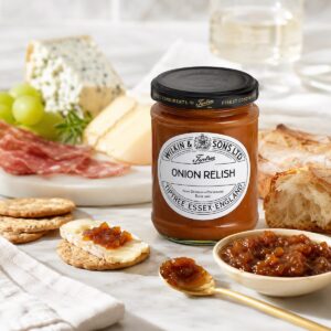 Confitura de cebolla Tiptree Wilkin & Sons con quesos, crackers, embutido y vino blanco