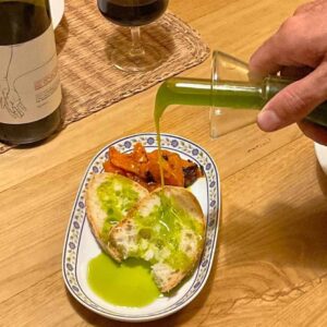 Imagen de salsas y condimentos gourmet, que puede incluir pestos, cremas, vinagretas, aderezos y reducciones artesanales. Representa una categoría dedicada a realzar sabores con productos mediterráneos de alta calidad, ideales para platos de pasta, carnes, verduras y cocina creativa. Perfecta para la cabecera de la categoría Salsas y Condimentos, transmitiendo calidad, tradición y versatilidad culinaria.