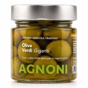 Aceitunas Verdes Dulces Italianas Agnoni en tarro de cristal con aceite sobre fondo blanco