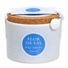 Flor de Sal d’Es Trenc Natural en envase cerámico blanco y azul sobre fondo blanco