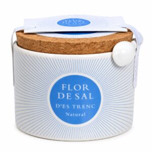 Flor de Sal d’Es Trenc Natural en envase cerámico blanco y azul sobre fondo blanco