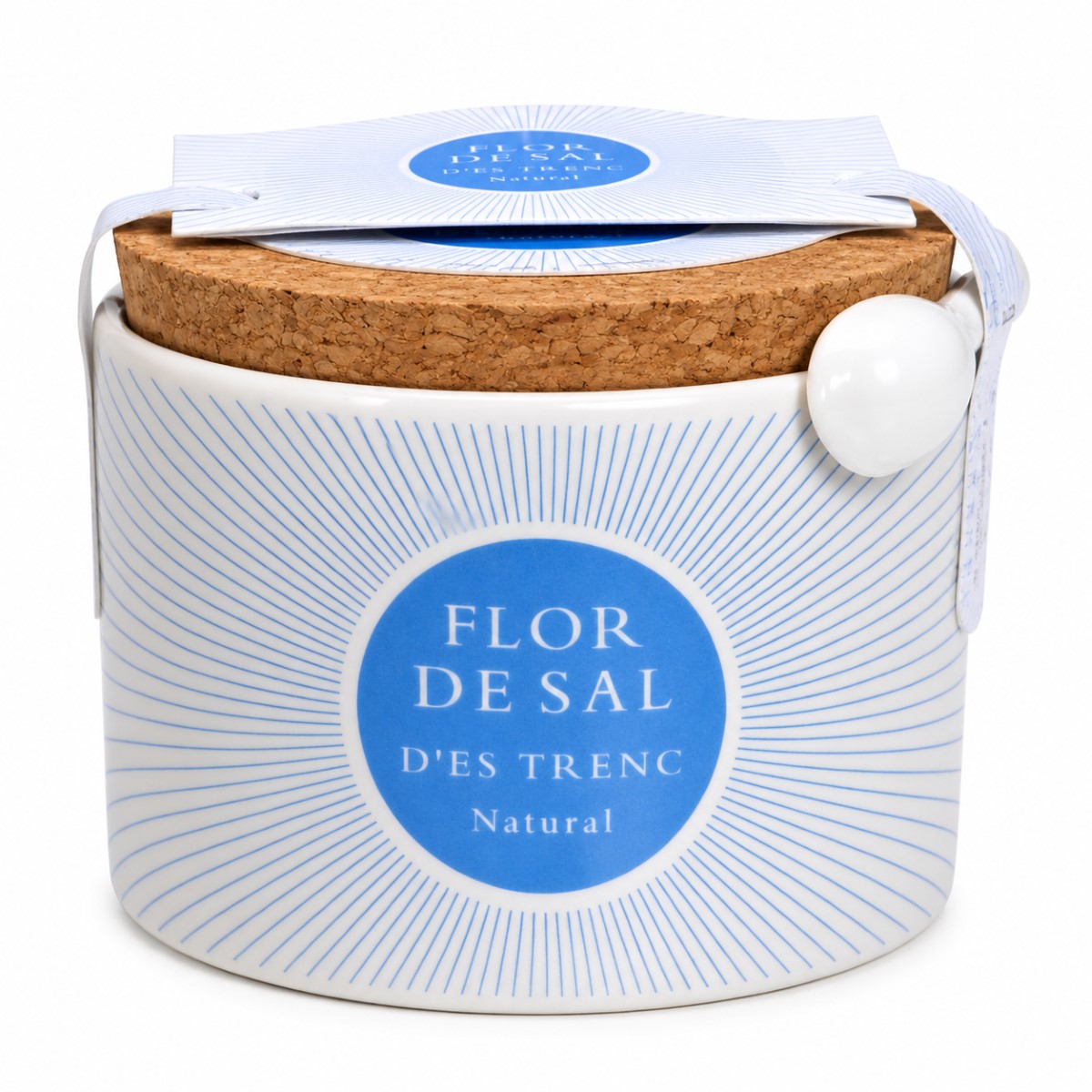 Flor de Sal d’Es Trenc Natural Flor de Sal d’Es Trenc Natural en envase cerámico blanco y azul sobre fondo blanco