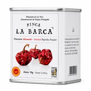 Pimentón Ahumado Dulce DOP La Vera Finca La Barca 70 g en lata metálica sobre fondo blanco