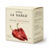 Pimientos del Piquillo Asados a la Leña Finca La Barca 255 g en estuche sobre fondo blanco